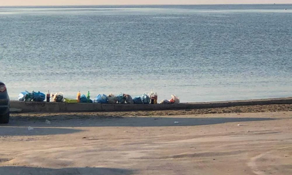 Ο κορονοϊός βλάπτει σοβαρά και την… καθαριότητα – Σκουπιδότοπος ο Λαγανάς γιατί διασκεδάζουν στο δρόμο οι τουρίστες